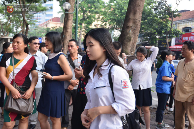 Ngày đầu tiên tuyển sinh lớp 10 tại Hà Nội: Học sinh và phụ huynh căng thẳng vì kỳ thi được đánh giá khó hơn cả thi đại học - Ảnh 16. Ngày đầu tiên tuyển sinh lớp 10 tại Hà Nội: Học sinh và phụ huynh căng thẳng vì kỳ thi được đánh giá khó hơn cả thi đại học 20