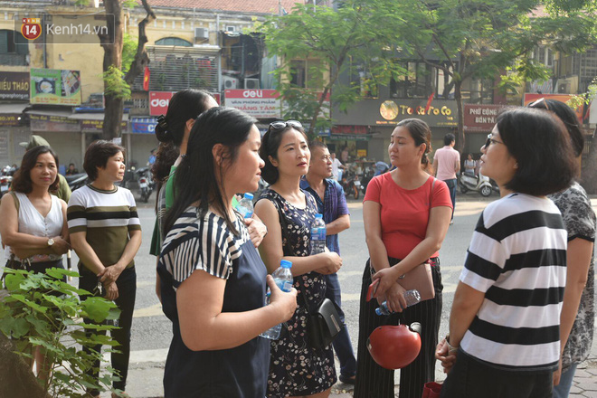 Ngày đầu tiên tuyển sinh lớp 10 tại Hà Nội: Học sinh và phụ huynh căng thẳng vì kỳ thi được đánh giá khó hơn cả thi đại học - Ảnh 17. Ngày đầu tiên tuyển sinh lớp 10 tại Hà Nội: Học sinh và phụ huynh căng thẳng vì kỳ thi được đánh giá khó hơn cả thi đại học 21