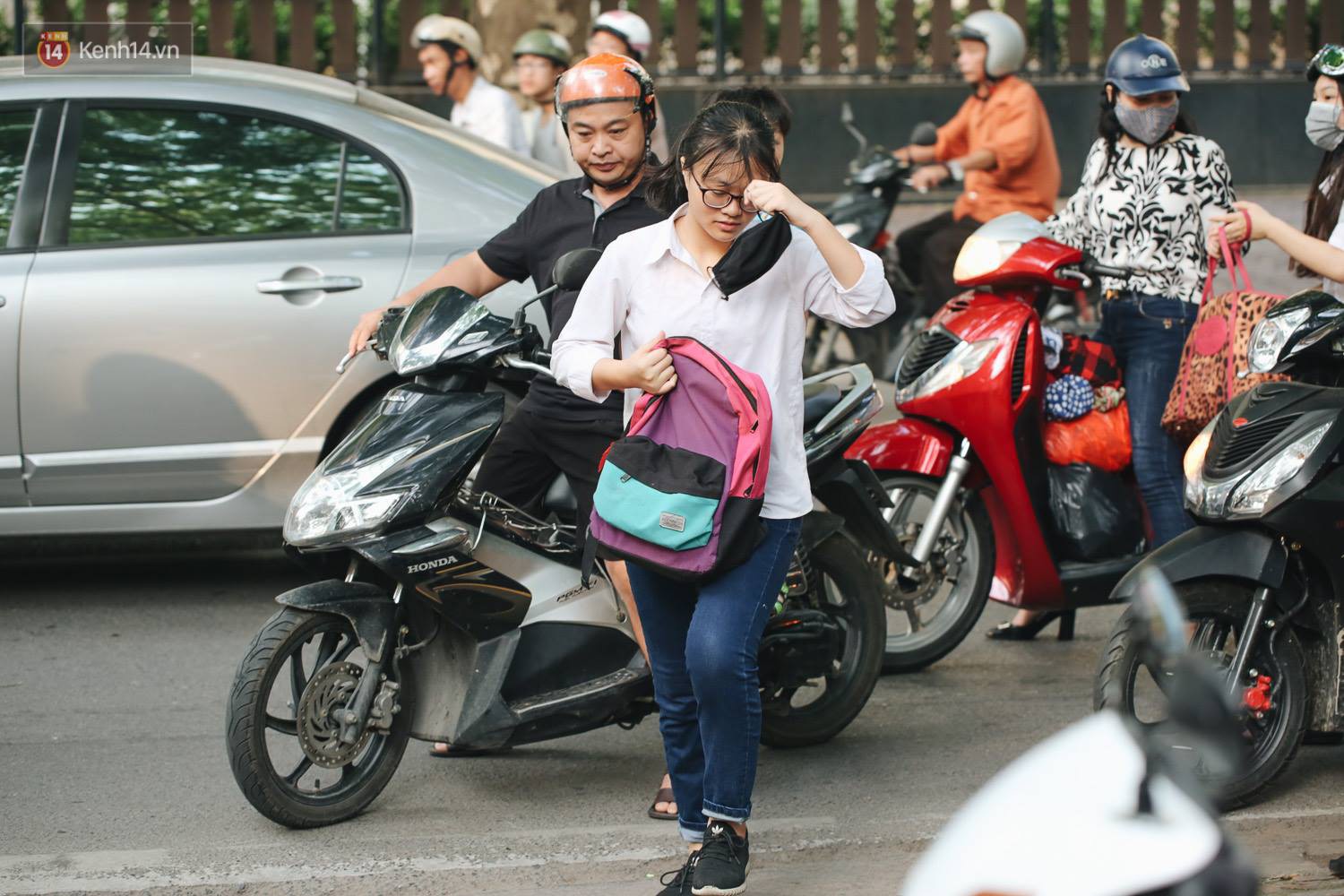 Ngày đầu tiên tuyển sinh lớp 10 tại Hà Nội: Học sinh và phụ huynh căng thẳng vì kỳ thi được đánh giá khó hơn cả thi đại học - Ảnh 4. Ngày đầu tiên tuyển sinh lớp 10 tại Hà Nội: Học sinh và phụ huynh căng thẳng vì kỳ thi được đánh giá khó hơn cả thi đại học 4