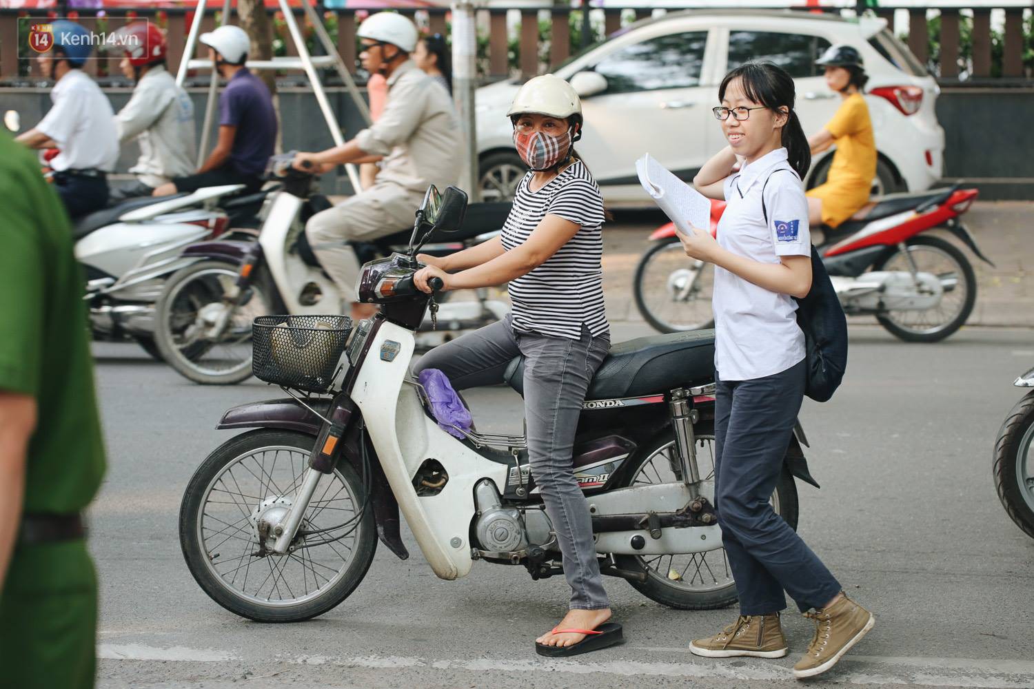 Ngày đầu tiên tuyển sinh lớp 10 tại Hà Nội: Học sinh và phụ huynh căng thẳng vì kỳ thi được đánh giá khó hơn cả thi đại học - Ảnh 5. Ngày đầu tiên tuyển sinh lớp 10 tại Hà Nội: Học sinh và phụ huynh căng thẳng vì kỳ thi được đánh giá khó hơn cả thi đại học 5