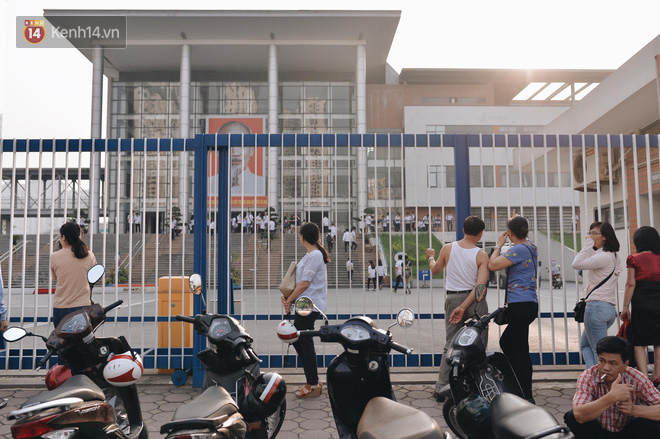 Ngày đầu tiên tuyển sinh lớp 10 tại Hà Nội: Học sinh và phụ huynh căng thẳng vì kỳ thi được đánh giá khó hơn cả thi đại học - Ảnh 7. Ngày đầu tiên tuyển sinh lớp 10 tại Hà Nội: Học sinh và phụ huynh căng thẳng vì kỳ thi được đánh giá khó hơn cả thi đại học 7