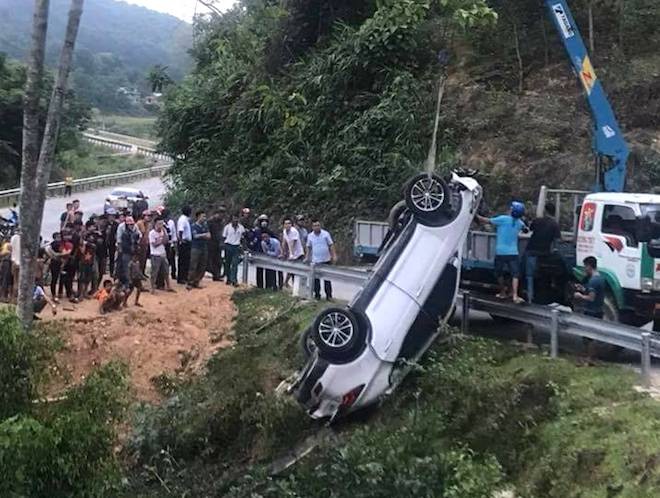 Xế hộp tiền tỷ mới mua lật ngửa dưới vực sâu - Ảnh 2. Xế hộp tiền tỷ mới mua lật ngửa dưới vực sâu 2