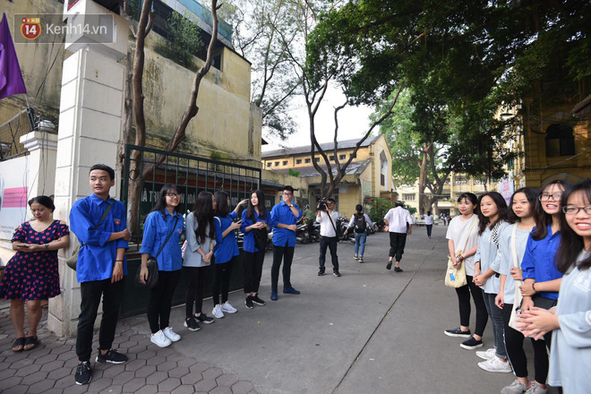 Ngày đầu tiên tuyển sinh lớp 10 tại Hà Nội: Học sinh và phụ huynh căng thẳng vì kỳ thi được đánh giá khó hơn cả thi đại học - Ảnh 18. Ngày đầu tiên tuyển sinh lớp 10 tại Hà Nội: Học sinh và phụ huynh căng thẳng vì kỳ thi được đánh giá khó hơn cả thi đại học 22