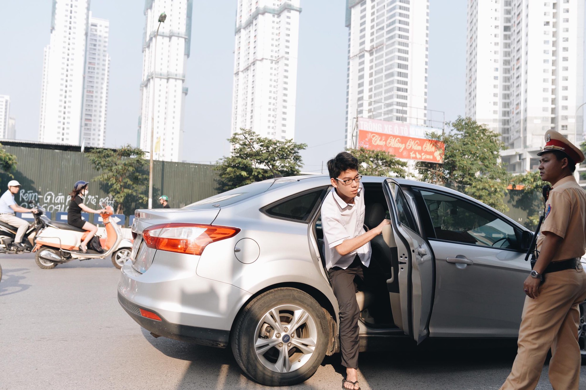 Ngày đầu tiên tuyển sinh lớp 10 tại Hà Nội: Học sinh và phụ huynh căng thẳng vì kỳ thi được đánh giá khó hơn cả thi đại học - Ảnh 11. Ngày đầu tiên tuyển sinh lớp 10 tại Hà Nội: Học sinh và phụ huynh căng thẳng vì kỳ thi được đánh giá khó hơn cả thi đại học 11