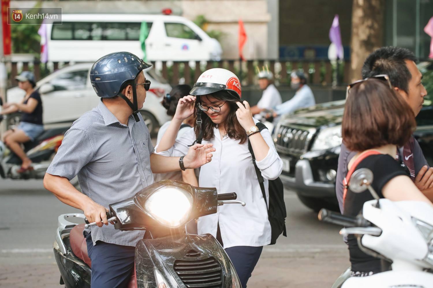 Ngày đầu tiên tuyển sinh lớp 10 tại Hà Nội: Học sinh và phụ huynh căng thẳng vì kỳ thi được đánh giá khó hơn cả thi đại học - Ảnh 6. Ngày đầu tiên tuyển sinh lớp 10 tại Hà Nội: Học sinh và phụ huynh căng thẳng vì kỳ thi được đánh giá khó hơn cả thi đại học 6
