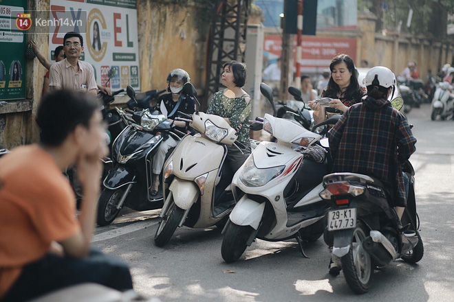 Ngày đầu tiên tuyển sinh lớp 10 tại Hà Nội: Học sinh và phụ huynh căng thẳng vì kỳ thi được đánh giá khó hơn cả thi đại học - Ảnh 25. Ngày đầu tiên tuyển sinh lớp 10 tại Hà Nội: Học sinh và phụ huynh căng thẳng vì kỳ thi được đánh giá khó hơn cả thi đại học 29