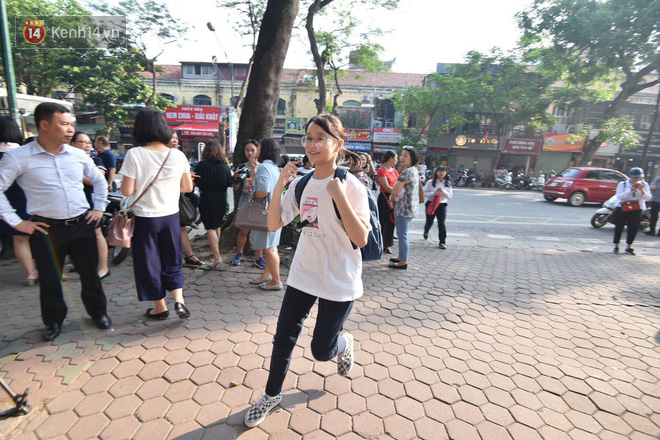 Ngày đầu tiên tuyển sinh lớp 10 tại Hà Nội: Học sinh và phụ huynh căng thẳng vì kỳ thi được đánh giá khó hơn cả thi đại học - Ảnh 19. Ngày đầu tiên tuyển sinh lớp 10 tại Hà Nội: Học sinh và phụ huynh căng thẳng vì kỳ thi được đánh giá khó hơn cả thi đại học 23