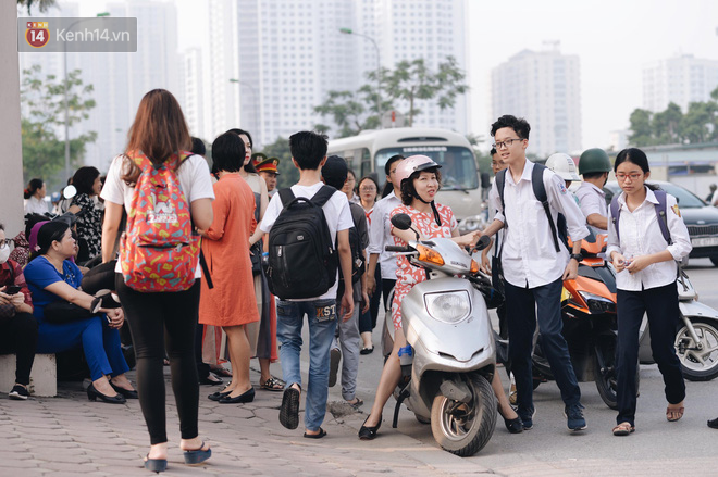 Ngày đầu tiên tuyển sinh lớp 10 tại Hà Nội: Học sinh và phụ huynh căng thẳng vì kỳ thi được đánh giá khó hơn cả thi đại học - Ảnh 21. Ngày đầu tiên tuyển sinh lớp 10 tại Hà Nội: Học sinh và phụ huynh căng thẳng vì kỳ thi được đánh giá khó hơn cả thi đại học 25