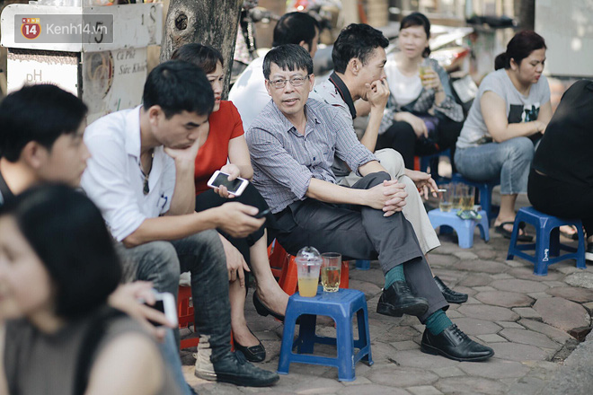 Ngày đầu tiên tuyển sinh lớp 10 tại Hà Nội: Học sinh và phụ huynh căng thẳng vì kỳ thi được đánh giá khó hơn cả thi đại học - Ảnh 27. Ngày đầu tiên tuyển sinh lớp 10 tại Hà Nội: Học sinh và phụ huynh căng thẳng vì kỳ thi được đánh giá khó hơn cả thi đại học 31