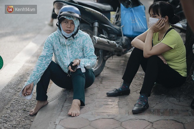 Ngày đầu tiên tuyển sinh lớp 10 tại Hà Nội: Học sinh và phụ huynh căng thẳng vì kỳ thi được đánh giá khó hơn cả thi đại học - Ảnh 12. Ngày đầu tiên tuyển sinh lớp 10 tại Hà Nội: Học sinh và phụ huynh căng thẳng vì kỳ thi được đánh giá khó hơn cả thi đại học 12