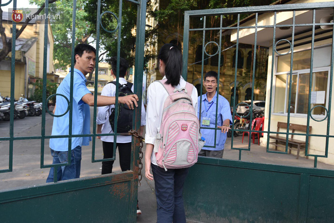 Ngày đầu tiên tuyển sinh lớp 10 tại Hà Nội: Học sinh và phụ huynh căng thẳng vì kỳ thi được đánh giá khó hơn cả thi đại học - Ảnh 10. Ngày đầu tiên tuyển sinh lớp 10 tại Hà Nội: Học sinh và phụ huynh căng thẳng vì kỳ thi được đánh giá khó hơn cả thi đại học 10