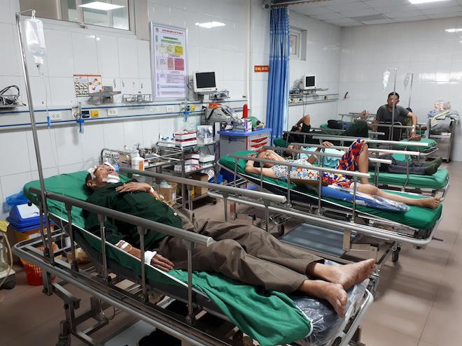 NÓNG: Tai nạn liên hoàn, 2 xe tải lật, 1 xe khách lao xuống ruộng làm 10 người bị thương - Ảnh 12. NÓNG: Tai nạn liên hoàn, 2 xe tải lật, 1 xe khách lao xuống ruộng làm 10 người bị thương 11