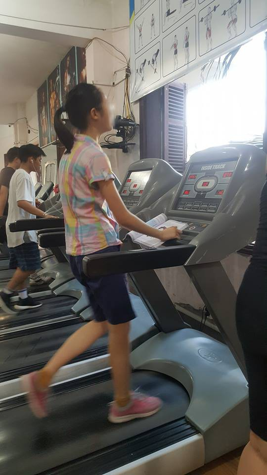 Hình ảnh nữ gym thủ vừa tập luyện vừa đọc sách được share dữ dội trên MXH như một tấm gương lớn về học tập - Ảnh 3. Hình ảnh nữ gym thủ vừa tập luyện vừa đọc sách được share dữ dội trên MXH như một tấm gương lớn về học tập 3
