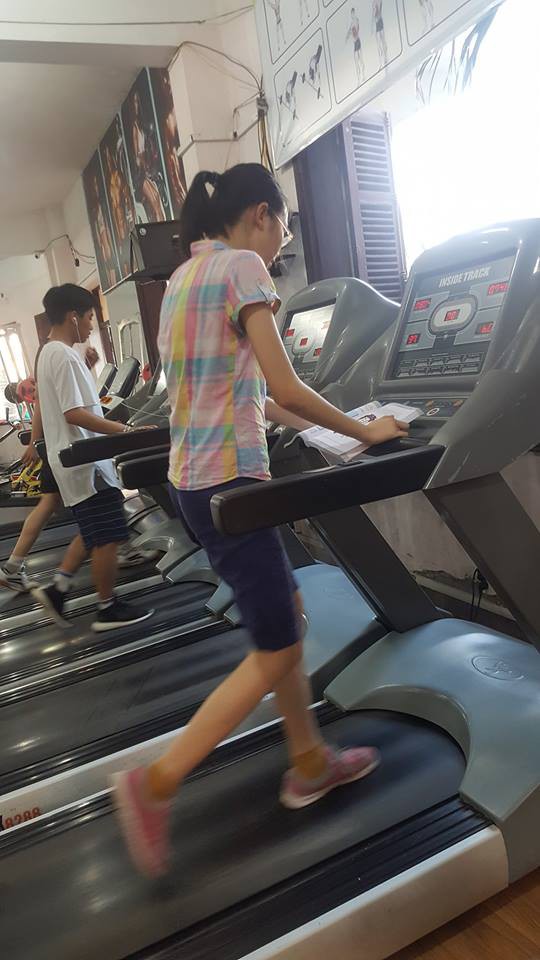 Hình ảnh nữ gym thủ vừa tập luyện vừa đọc sách được share dữ dội trên MXH như một tấm gương lớn về học tập - Ảnh 4. Hình ảnh nữ gym thủ vừa tập luyện vừa đọc sách được share dữ dội trên MXH như một tấm gương lớn về học tập 4