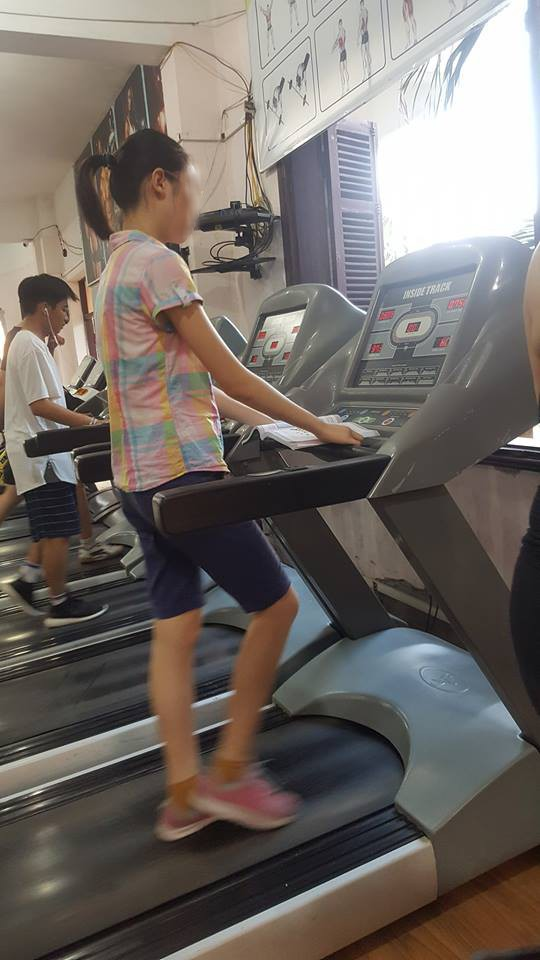 Hình ảnh nữ gym thủ vừa tập luyện vừa đọc sách được share dữ dội trên MXH như một tấm gương lớn về học tập - Ảnh 1. Hình ảnh nữ gym thủ vừa tập luyện vừa đọc sách được share dữ dội trên MXH như một tấm gương lớn về học tập 1