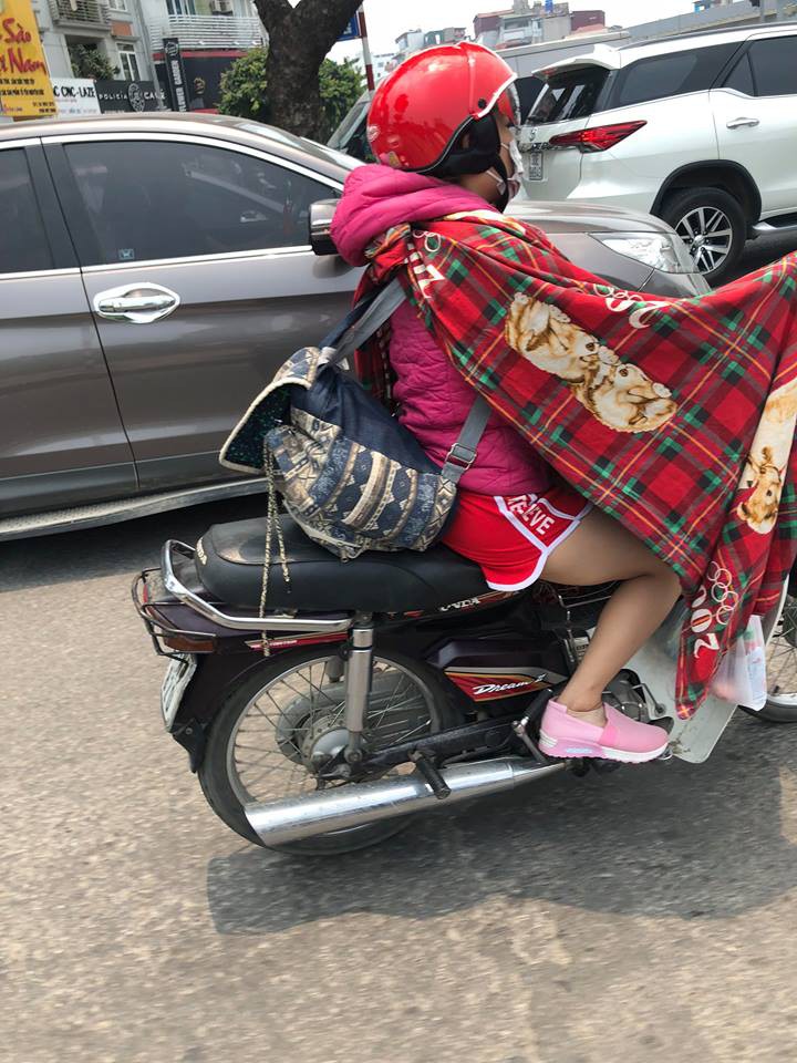 Bắt gặp cô gái mặc áo khoác, choàng thêm tấm vải nghi là chăn lượn phố Hà Nội ngày nắng gắt - Ảnh 1. Bắt gặp cô gái mặc áo khoác, choàng thêm tấm vải nghi là chăn lượn phố Hà Nội ngày nắng gắt 1