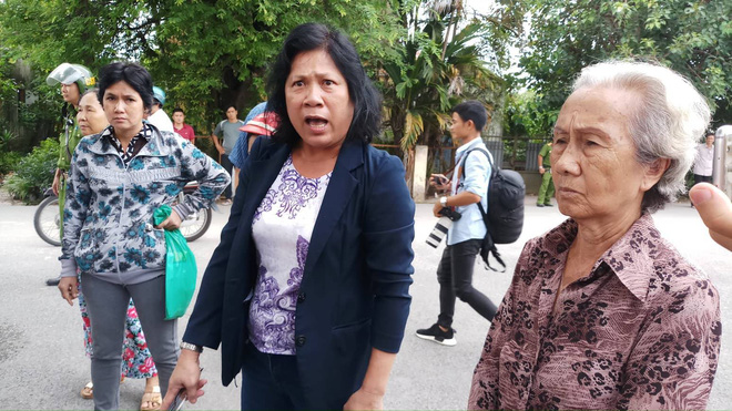 TP.HCM và Ban tiếp công dân Trung ương đối thoại với dân Thủ Thiêm - Ảnh 2. Dân Thủ Thiêm khóc ngất vì không vào được cuộc đối thoại 3