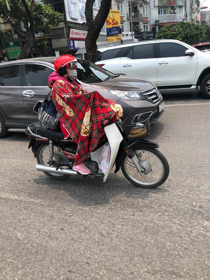 Bắt gặp cô gái mặc áo khoác, choàng thêm tấm vải nghi là chăn lượn phố Hà Nội ngày nắng gắt - Ảnh 2. Bắt gặp cô gái mặc áo khoác, choàng thêm tấm vải nghi là chăn lượn phố Hà Nội ngày nắng gắt 2