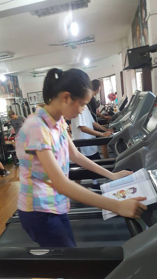 Hình ảnh nữ gym thủ vừa tập luyện vừa đọc sách được share dữ dội trên MXH như một tấm gương lớn về học tập - Ảnh 2. Hình ảnh nữ gym thủ vừa tập luyện vừa đọc sách được share dữ dội trên MXH như một tấm gương lớn về học tập 2