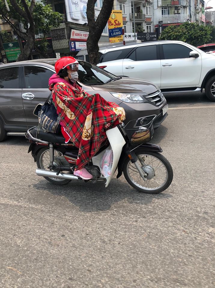Bắt gặp cô gái mặc áo khoác, choàng thêm tấm vải nghi là chăn lượn phố Hà Nội ngày nắng gắt - Ảnh 3. Bắt gặp cô gái mặc áo khoác, choàng thêm tấm vải nghi là chăn lượn phố Hà Nội ngày nắng gắt 3