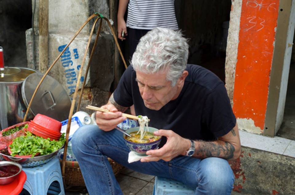 Những hình ảnh đáng nhớ của đầu bếp Anthony Bourdain trong hành trình khám phá ẩm thực Việt Nam - Ảnh 5. Những hình ảnh đáng nhớ của đầu bếp Anthony Bourdain trong hành trình khám phá ẩm thực Việt Nam 4
