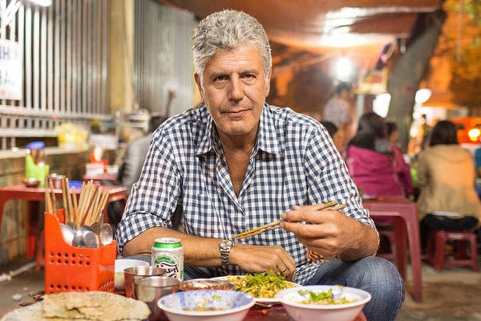 Những hình ảnh đáng nhớ của đầu bếp Anthony Bourdain trong hành trình khám phá ẩm thực Việt Nam - Ảnh 3. Những hình ảnh đáng nhớ của đầu bếp Anthony Bourdain trong hành trình khám phá ẩm thực Việt Nam 2