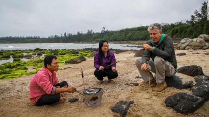 Những hình ảnh đáng nhớ của đầu bếp Anthony Bourdain trong hành trình khám phá ẩm thực Việt Nam - Ảnh 9. Những hình ảnh đáng nhớ của đầu bếp Anthony Bourdain trong hành trình khám phá ẩm thực Việt Nam 8