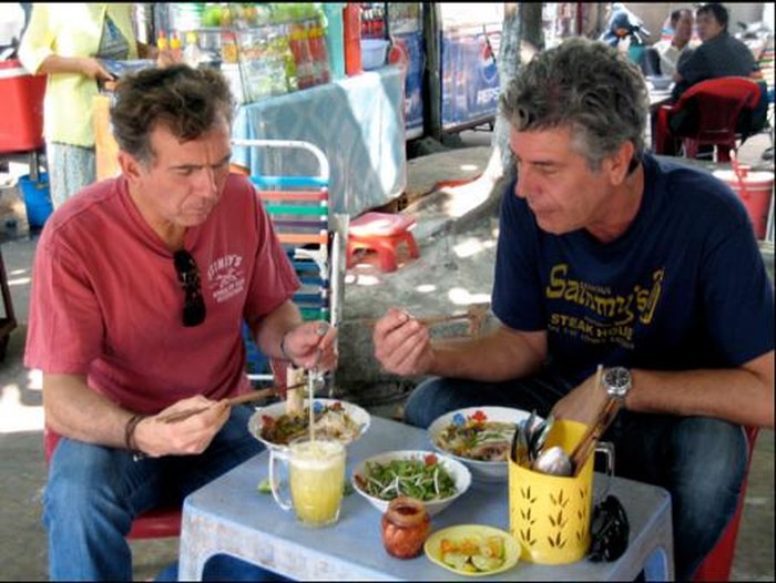 Những hình ảnh đáng nhớ của đầu bếp Anthony Bourdain trong hành trình khám phá ẩm thực Việt Nam - Ảnh 11. Những hình ảnh đáng nhớ của đầu bếp Anthony Bourdain trong hành trình khám phá ẩm thực Việt Nam 10