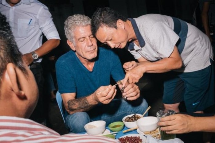 Những hình ảnh đáng nhớ của đầu bếp Anthony Bourdain trong hành trình khám phá ẩm thực Việt Nam - Ảnh 10. Những hình ảnh đáng nhớ của đầu bếp Anthony Bourdain trong hành trình khám phá ẩm thực Việt Nam 9