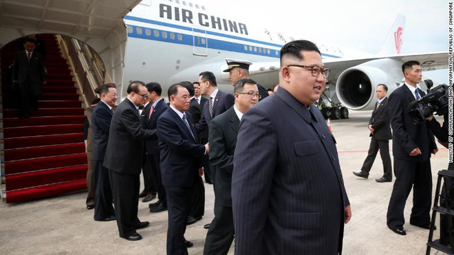 Dàn vệ sĩ áo đen siêu ngầu tái hiện màn chạy bộ tháp tùng ông Kim Jong-un tại Singapore - Ảnh 8. Dàn vệ sĩ áo đen siêu ngầu tái hiện màn chạy bộ tháp tùng ông Kim Jong-un tại Singapore 7