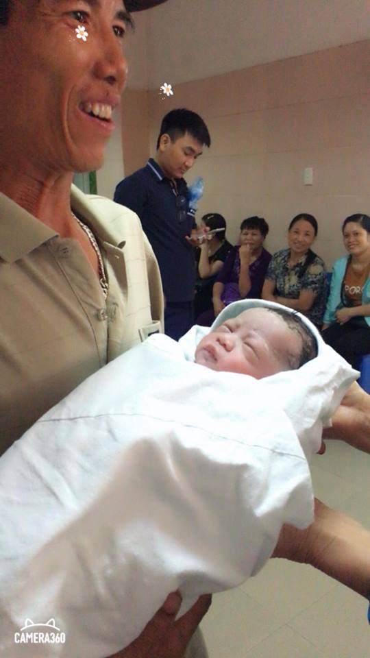 Bức ảnh cha ôm con đầu lòng sau 10 năm đợi chờ và chuyện chưa kể về hành trình chạy chữa miệt mài của cặp vợ chồng hiếm muộn - Ảnh 1. Bức ảnh cha ôm con đầu lòng sau 10 năm đợi chờ và chuyện chưa kể về hành trình chạy chữa miệt mài của cặp vợ chồng hiếm muộn 1