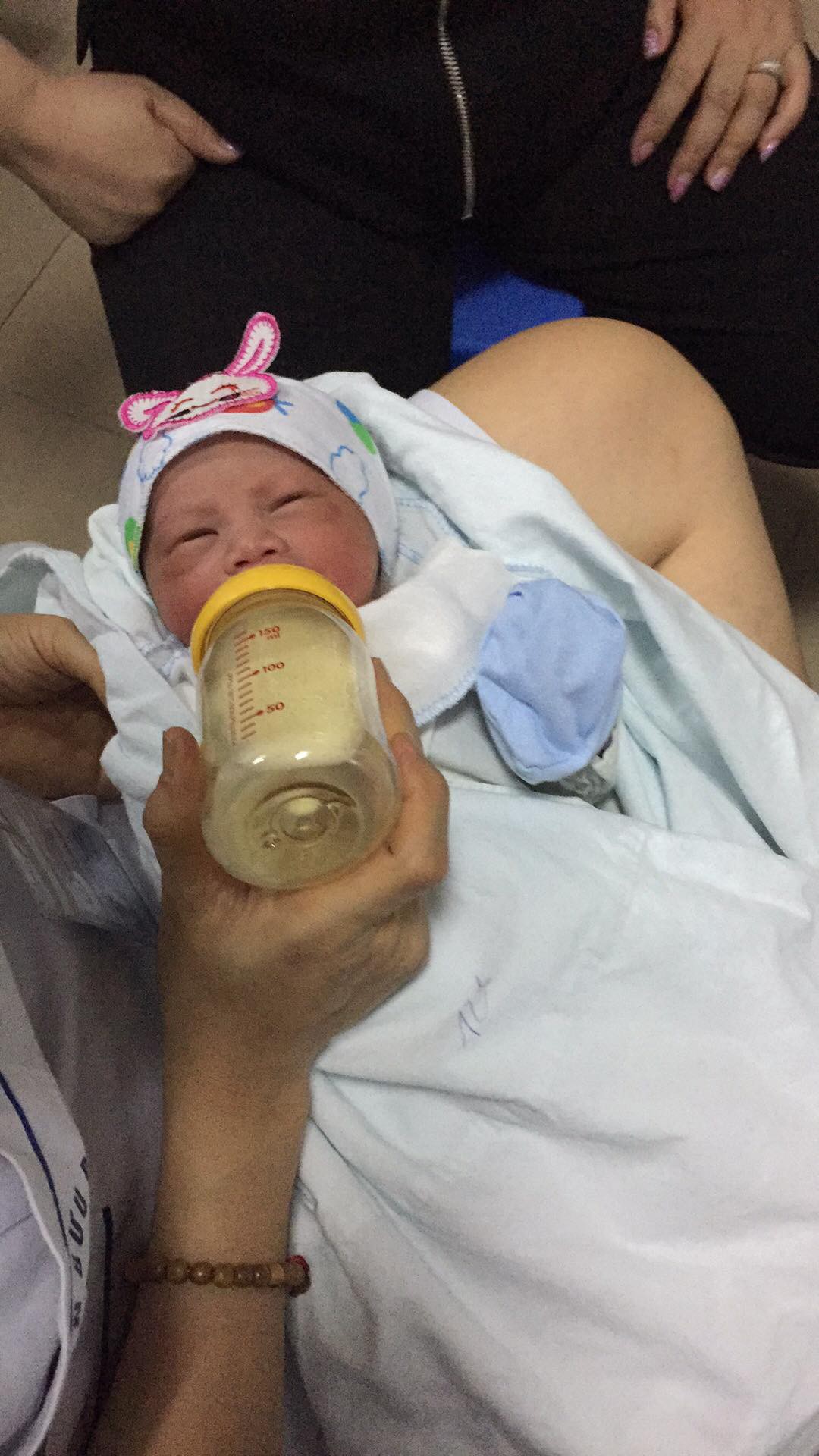 Bức ảnh cha ôm con đầu lòng sau 10 năm đợi chờ và chuyện chưa kể về hành trình chạy chữa miệt mài của cặp vợ chồng hiếm muộn - Ảnh 3. Bức ảnh cha ôm con đầu lòng sau 10 năm đợi chờ và chuyện chưa kể về hành trình chạy chữa miệt mài của cặp vợ chồng hiếm muộn 3