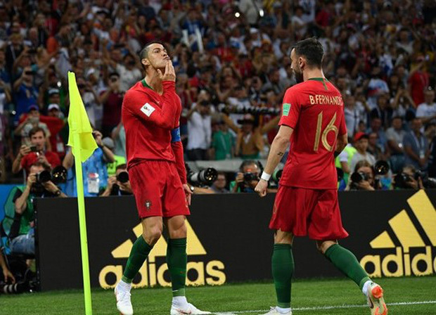 Ngộ nghĩnh khoảnh khắc Ronaldo vuốt râu ăn mừng: Đây là chiến thư CR7 gửi tới Messi? - Ảnh 1. Ngộ nghĩnh khoảnh khắc Ronaldo vuốt râu ăn mừng: Đây là chiến thư CR7 gửi tới Messi? 1