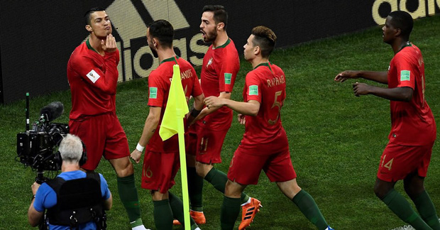 Ngộ nghĩnh khoảnh khắc Ronaldo vuốt râu ăn mừng: Đây là chiến thư CR7 gửi tới Messi? - Ảnh 2. Ngộ nghĩnh khoảnh khắc Ronaldo vuốt râu ăn mừng: Đây là chiến thư CR7 gửi tới Messi? 2