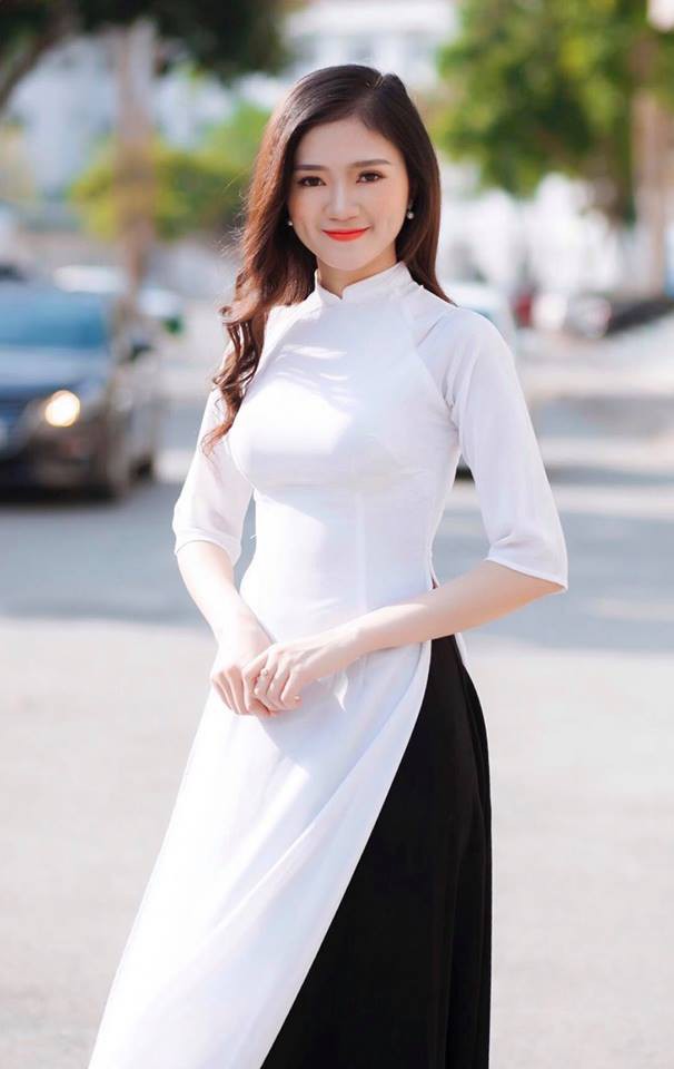 Nữ sinh viên bất ngờ được thầy giáo quỳ gối cầu hôn trong lễ trao bằng tốt nghiệp - Ảnh 4. Nữ sinh viên bất ngờ được thầy giáo quỳ gối cầu hôn trong lễ trao bằng tốt nghiệp 3