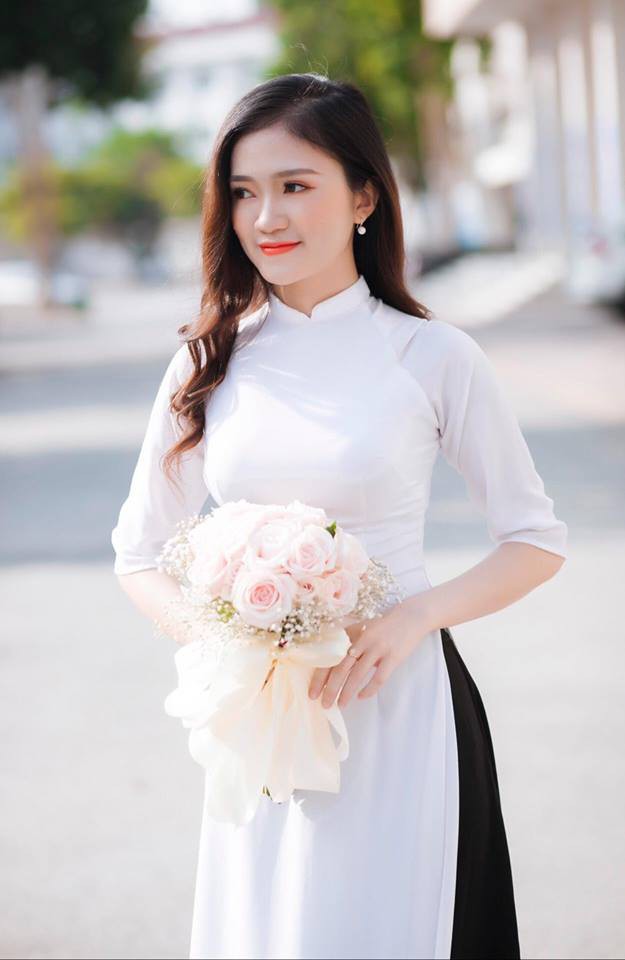 Nữ sinh viên bất ngờ được thầy giáo quỳ gối cầu hôn trong lễ trao bằng tốt nghiệp - Ảnh 2. Nữ sinh viên bất ngờ được thầy giáo quỳ gối cầu hôn trong lễ trao bằng tốt nghiệp 1