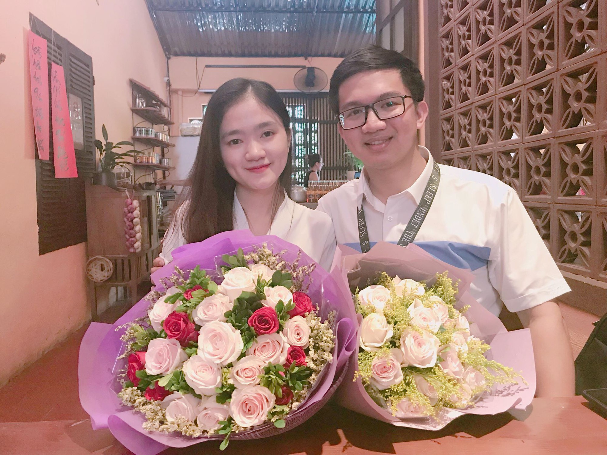 Nữ sinh viên bất ngờ được thầy giáo quỳ gối cầu hôn trong lễ trao bằng tốt nghiệp - Ảnh 5. Nữ sinh viên bất ngờ được thầy giáo quỳ gối cầu hôn trong lễ trao bằng tốt nghiệp 4