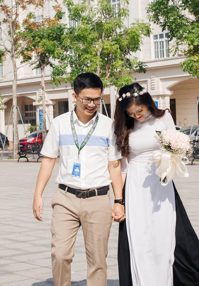 Nữ sinh viên bất ngờ được thầy giáo quỳ gối cầu hôn trong lễ trao bằng tốt nghiệp - Ảnh 3. Nữ sinh viên bất ngờ được thầy giáo quỳ gối cầu hôn trong lễ trao bằng tốt nghiệp 2