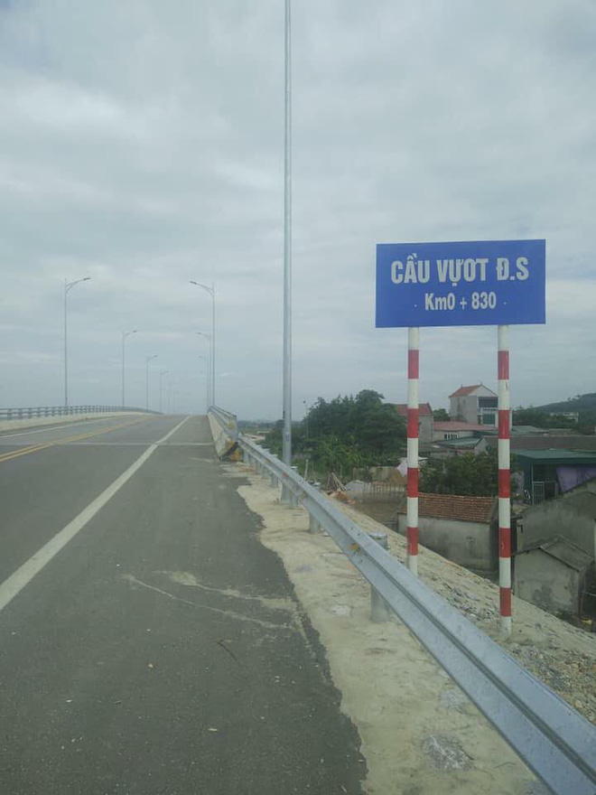 Xôn xao về cây cầu vượt cho người đi bộ qua đường sắt ở Thanh Hóa - Ảnh 2. Xôn xao về cây cầu vượt cho người đi bộ qua đường sắt ở Thanh Hóa 2