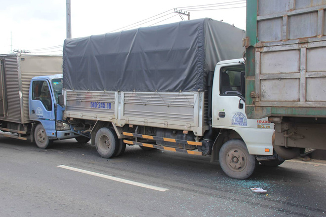 Tránh chú chó băng qua đường, 4 ô tô tông liên hoàn trên quốc lộ - Ảnh 1. Tránh chú chó băng qua đường, 4 ô tô tông liên hoàn trên quốc lộ 1