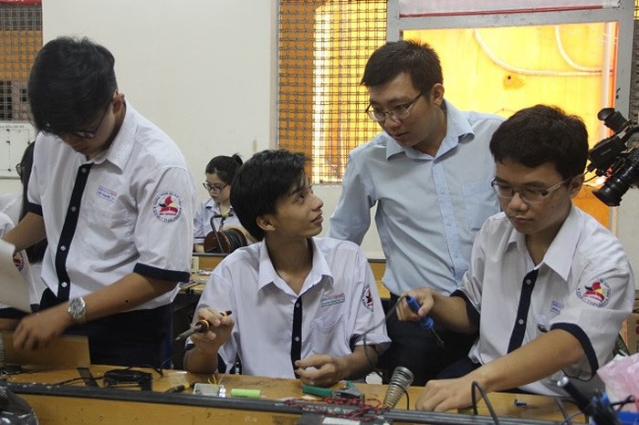 Thầy giáo Sài Gòn hài hước khuyên sĩ tử 12: Tránh xa World Cup, trà sữa, phim bom tấn, bún đậu mắm tôm... để thi tốt - Ảnh 1. Thầy giáo Sài Gòn hài hước khuyên sĩ tử 12: Tránh xa World Cup, trà sữa, phim bom tấn, bún đậu mắm tôm... để thi tốt 1