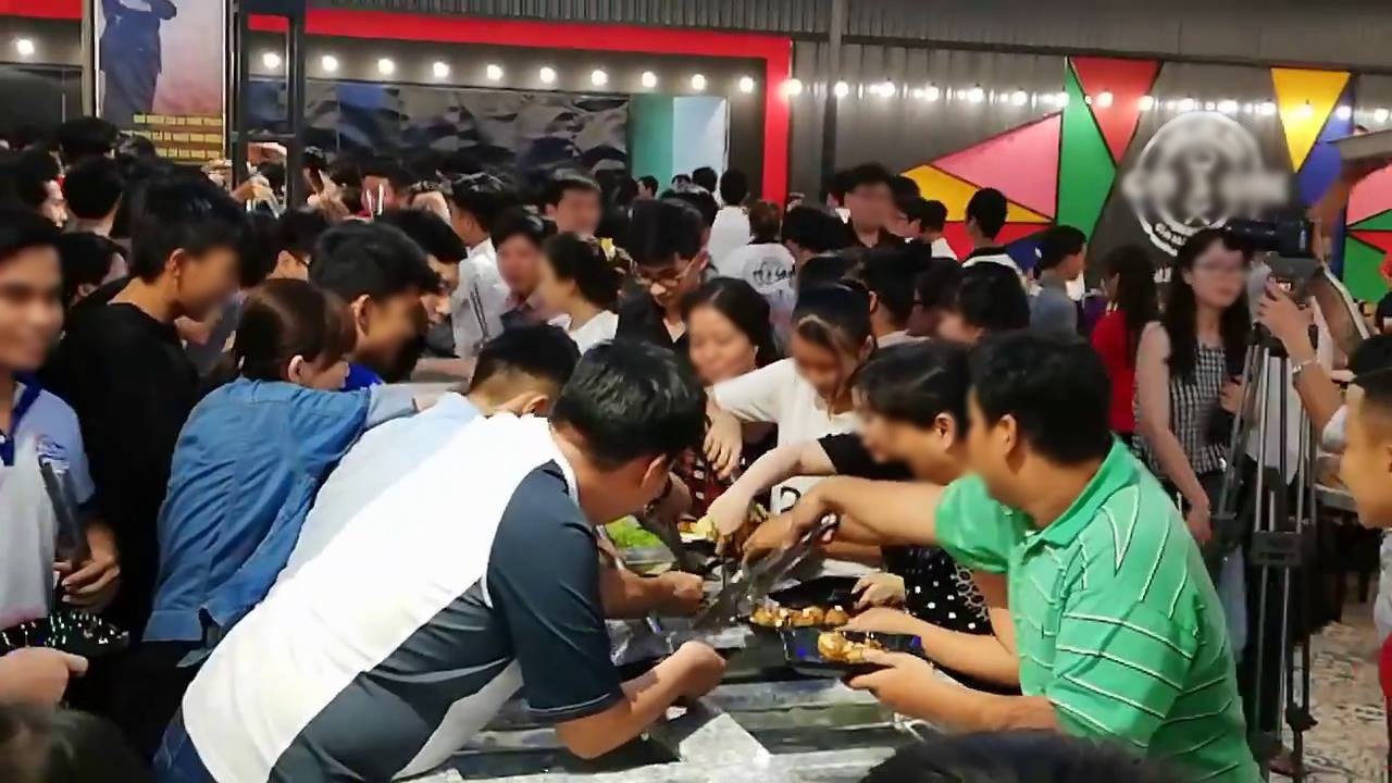 Clip: Hàng trăm người chen lấn xô đẩy tranh giành ăn buffet miễn phí gây náo loạn ở nhà hàng Cần Thơ - Ảnh 3. Clip: Hàng trăm người chen lấn xô đẩy tranh giành ăn buffet miễn phí gây náo loạn ở nhà hàng Cần Thơ 1