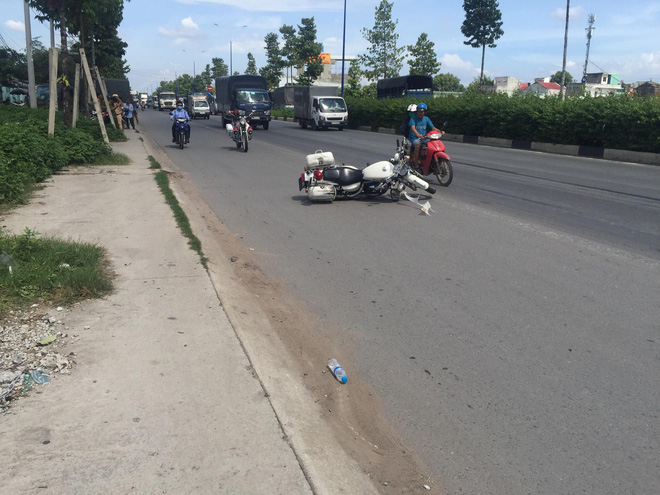 Truy đuổi hơn 30km tài xế xe tải tông xe cảnh sát rồi bỏ chạy - Ảnh 1. Truy đuổi hơn 30km tài xế xe tải tông xe cảnh sát rồi bỏ chạy 1