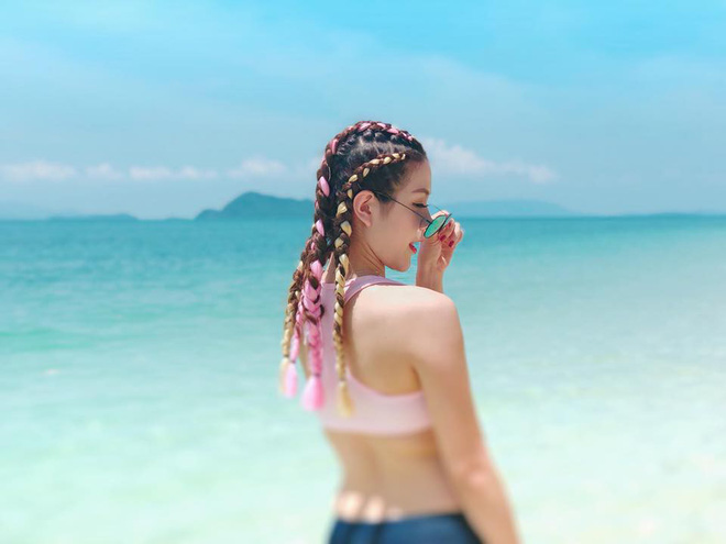 Cận cảnh vẻ nóng bỏng của MC mặc bikini dẫn World Cup gây xôn xao 8 Cận cảnh vẻ nóng bỏng của MC mặc bikini dẫn World Cup gây xôn xao 8