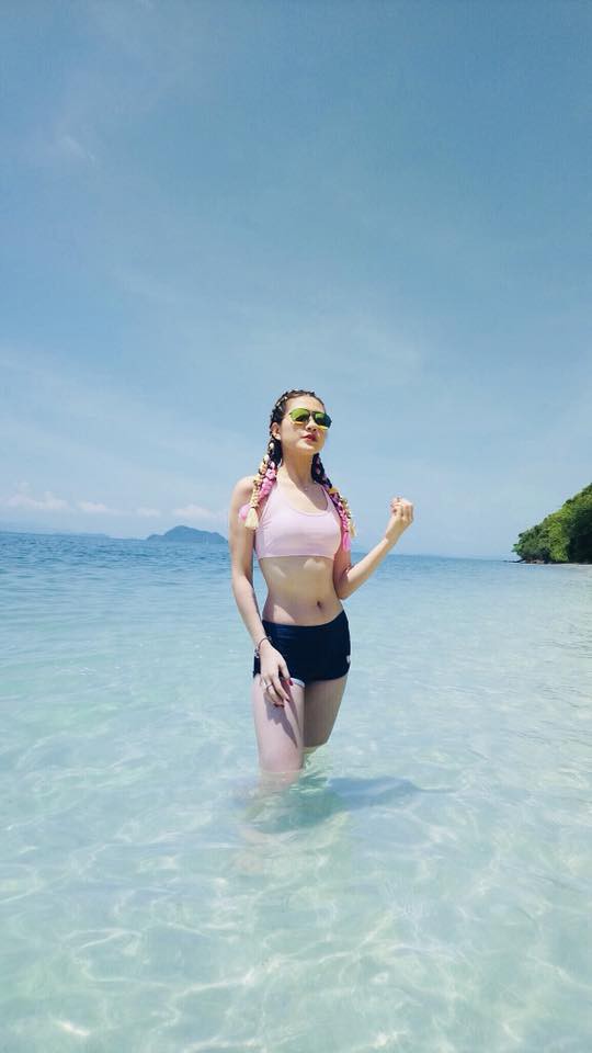 Cận cảnh vẻ nóng bỏng của MC mặc bikini dẫn World Cup gây xôn xao 9 Cận cảnh vẻ nóng bỏng của MC mặc bikini dẫn World Cup gây xôn xao 9