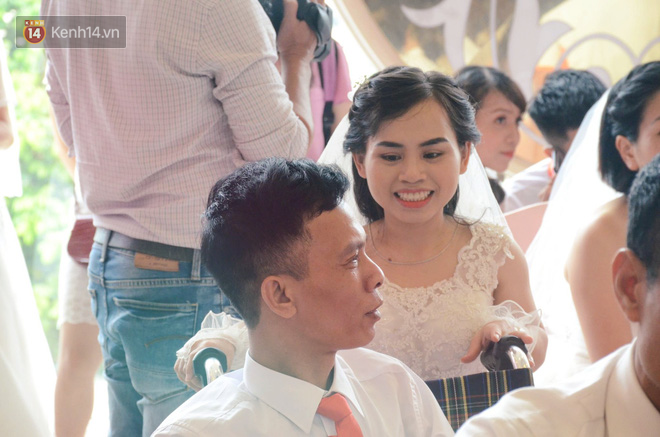 Chuyện tình cảm động phía sau đám của chú rể khiếm thị và cô dâu đột biến gen có mái tóc bạc trắng ở Hà Nội - Ảnh 1. Chuyện tình cảm động phía sau đám cưới của chú rể khiếm thị và cô dâu đột biến gen có mái tóc bạc trắng ở Hà Nội 1