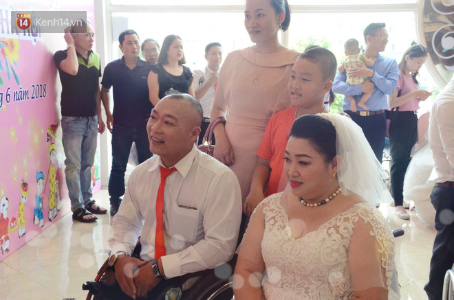Chuyện tình cảm động phía sau đám của chú rể khiếm thị và cô dâu đột biến gen có mái tóc bạc trắng ở Hà Nội - Ảnh 5. Chuyện tình cảm động phía sau đám cưới của chú rể khiếm thị và cô dâu đột biến gen có mái tóc bạc trắng ở Hà Nội 5