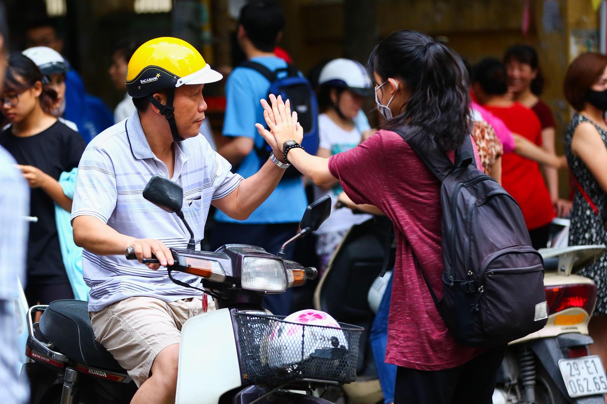 Khoảnh khắc ông bố đập tay truyền công lực cho con trước kỳ thi nhận bão like vì quá dễ thương - Ảnh 1. Khoảnh khắc ông bố đập tay 'truyền công lực' cho con trước kỳ thi nhận bão like vì quá dễ thương 1