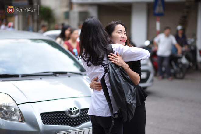 Thí sinh thi THPT QG là cảnh sát cơ động, bị thương ở tay, phải nhờ cán bộ coi thi chép bài hộ - Ảnh 7. Thí sinh thi THPT QG là cảnh sát cơ động, bị thương ở tay, phải nhờ cán bộ coi thi chép bài hộ 7