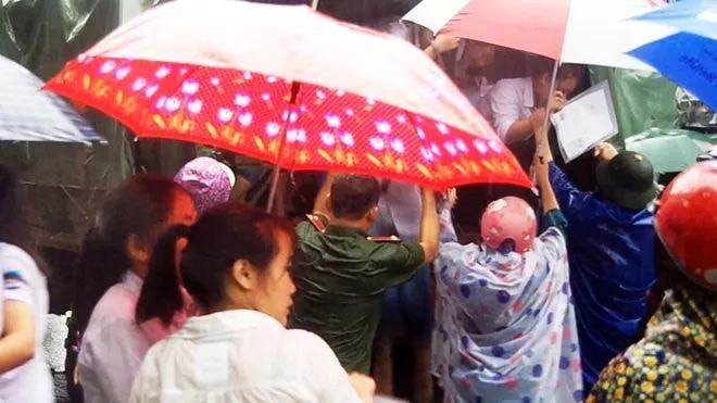 Hà Giang: Do mưa lũ lớn, lực lượng chức năng được huy động toàn lực để giúp thí sinh tới điểm thi THPT an toàn - Ảnh 1. Hà Giang: Do mưa lũ lớn, lực lượng chức năng được huy động toàn lực để giúp thí sinh tới điểm thi THPT an toàn 1